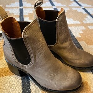 Frye Sabrina Chelsea boot